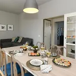 Smiling In Desenzano View Desenzanoloft Official Partner Homes & By Marriott Bonvoy Appartement Desenzano del Garda